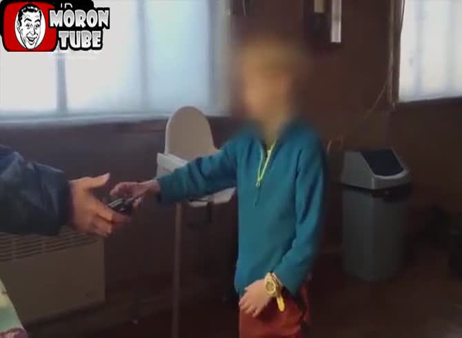 Video :Russia - an electric dog collar is used to torment a 5-year-old